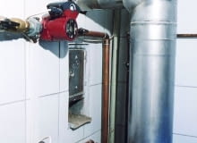 Podłączając kocioł kondensacyjny, trzeba pamiętać o tym, że poziomy odcinek musi być zamontowany z lekkim spadkiem w kierunku kotła. Podłączając kocioł kondensacyjny, trzeba pamiętać o tym, że poziomy odcinek musi być zamontowany z lekkim spadkiem w kierunku kotła.