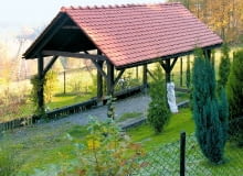 Narażona na podmuchy wiatru wiata musi mieć solidną konstrukcję dachu i dobrze zamocowane pokrycie dachu, na przykład z blachodachówki czy z gontów bitumicznych. fot. Grzegorz Otwinowski