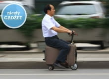 Elektryczny skuter z walizką; proj. Hon Liangcai skuter z walizką, lekki skuter, miniaturowy skuter, bezpieczny skuter, nowoczesny skuter