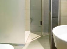 Na podeście. Kabina prysznicowa z typowym brodzikiem została zbudowana na podeście. Od łazienki oddziela ją lekka ścianka z matowego szkła. Ze względu na niewielką przestrzeń przed wejściem do kabiny zamontowano w niej składane drzwi (również ze szkła, ale przezroczystego). WNETRZA LAZIENKA