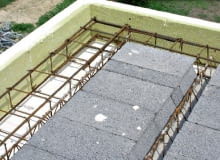 Wieniec stropowy wymaga właściwie zakotwionego zbrojenia w narożach i skrzyżowaniach wieńca stropowego z wieńcami wewnętrznymi. Tylko wtedy na całym swoim obwodzie będzie miał taką samą wytrzymałość (nie będzie miał słabszych miejsc).