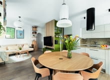 Rodziców i dzieci często odwiedzają goście. Dlatego dużą, rodzinną sofę ustawiono w kierunku jadalni i kuchni. W ten sposób powstała otwarta, zachęcają do spotkań przestrzeń. Rodziców i dzieci często odwiedzają goście. Dlatego dużą, rodzinną sofę ustawiono w kierunku jadalni i kuchni. W ten sposób powstała otwarta, zachęcają do spotkań przestrzeń.