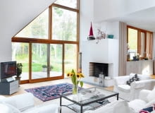 Drewniane okno tarasowe - jedno skrzydło jest stałe, drugie przesuwa się wzdłuż niego. Prod. Sokółka