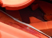 Zapylona membrana dachowa dziura przy koszu zlewowym