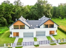 Wybierając bramę garażową, w pierwszej kolejności zwracamy uwagę na jej wygląd. Chcemy, by dobrze wpisywała się w bryłę domu i nadawała mu odpowiedni charakter Wybierając bramę garażową, w pierwszej kolejności zwracamy uwagę na jej wygląd. Chcemy, by dobrze wpisywała się w bryłę domu i nadawała mu odpowiedni charakter