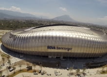 Estadio BBVA Bancomer, Montenerry - Meksyk (I nagroda w głosowaniu internautów, II nagroda w głosowaniu jury) - Stadion zaprojektowany przez pracownie Populous i VFO Arquitectos może pomieścić 51 000 widzów. Najbliższe rzędy od murawy dzieli tu jedynie 9 metrów. W obiekcie zaprojektowano też bardzo dużo miejsc w lożach zlokalizowanych pomiędzy dwoma poziomami widowni. W 324 lożach mieści się ponad 3 tysiące foteli. Estadio BBVA Bancomer, Montenerry - Meksyk (I nagroda w głosowaniu internautów, II nagroda w głosowaniu jury) - Stadion zaprojektowany przez pracownie Populous i VFO Arquitectos może pomieścić 51 000 widzów. Najbliższe rzędy od murawy dzieli tu jedynie 9 metrów. W obiekcie zaprojektowano też bardzo dużo miejsc w lożach zlokalizowanych pomiędzy dwoma poziomami widowni. W 324 lożach mieści się ponad 3 tysiące foteli.