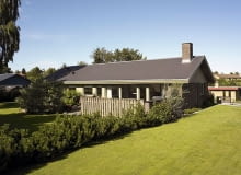 Dom, który nie narzuca się swoją wybujałą architekturą, zwykle bardzo dobrze się "starzeje" - długo wygląda jak nowy i ładnie wpasowuje się w otoczenie. Na modne, ekstrawaganckie materiały wykończeniowe zazwyczaj szybko mija moda i zostajemy z nimi na całe lata. Warto o tym pomyśleć planując budowę i wykończenie domu. dom jednorodzinny