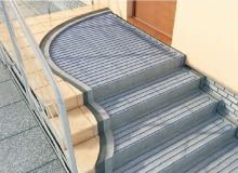 Moc instalacji przeciwoblodzeniowej na schodach zadaszonych powinna wynosić 250 W/m2, a na nieosłoniętych - 300 W/m2 podgrzewane schody zewnętrzne