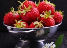 Truskawki to jadalna ozdoba na stole Jest to jedna z tych rzeczy, które kupowane oczami, rewanżują się wspaniałym smakiem.