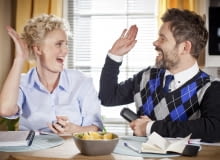 Kinga Preis i Jacek Braciak zastępują Małgorzatę Kożuchowską i Tomasza Karolaka. 7 marca 2012 roku, o godzinie 20.40 w TVP 2 rusza nowy serial 'Ja to mam szczęście!'. Poznamy rodzinę Polaków. która tak bardzo kocha swój dom, że przesiaduje głównie w kuchni, gdzie plotkuje przy kawie lub wypłakuje się przy tabliczce czekolady. <BR> WNĘTRZA. Głównymi bohaterami serialu są pielęgniarka Joanna (Kinga Preis) i deweloper Jerzy (Jacek Braciak).