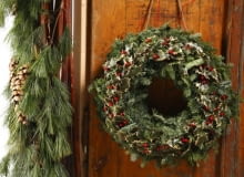Ozdoby świąteczne - wianki na drzwi. Na pięknych starych drzwiach obramowanych pędami i szyszkami sosny wejmutki zawieszono wianek z gałązek jodły szlachetnej (można kupić gotowy na giełdzie kwiatowej). Upięto na nim liście ostrokrzewu i bluszczu, dla kontrastu dodano koraliki.Aranżacja: Ewa Szymańska, Studio Bukieciarskie, Warszawa 07.12.2008 WARSZAWA SESJA WYSTAWA PRAC FLORYSTYCZNYCH W WILANOWIE
