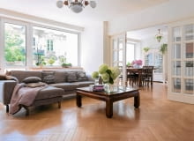 Piękne wnętrze jest jak elegancka kobieta - potwierdza swoją klasę dyskretnym urokiem dobrze zestawionych elementów, jakością materiałów i spójnością kompozycji. Nadmiar dekoracyjnych błyskotek nie jest potrzebny. <BR /> MIESZKANIE. Niewiele ozdób, dużo przestrzeni. Gospodarze lubią patrzeć na wyremontowane zabytkowe kamienice po drugiej stronie ulicy, zrezygnowali więc z firan w oknach. Nad rodziną czuwa kotka Rysia. salon, aranżacja salonu, klasyczne wnętrza