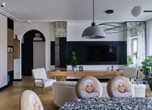 W tej realizacji motywem przewodnim wnętrza są koła, łuki i obłości. Już od strefy wejścia widać łuk w większym formacie, jakim jest przejście do części prywatnej domowników, czy w kształcie szafki łazienkowej oraz sofy.