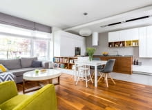 PÓŁWYSEP KUCHENNY od strony pokoju zmienia się w biblioteczkę. Nad stołem (IKEA) wisi oryginalna lampa Caboche (proj. Patricia Urquiola i Eliana Gerotto). Jest zbudowana z poliuretanowych kul, które zwielokrotniają światło. PÓŁWYSEP KUCHENNY od strony pokoju zmienia się w biblioteczkę. Nad stołem (IKEA) wisi oryginalna lampa Caboche (proj. Patricia Urquiola i Eliana Gerotto). Jest zbudowana z poliuretanowych kul, które zwielokrotniają światło.