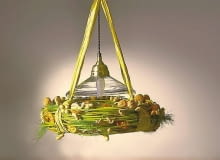 Wiszącą nad stołem lampę udekorowano wieńcem z gałązek i orzechów. Wiszącą nad stołem lampę udekorowano wieńcem z gałązek i orzechów.