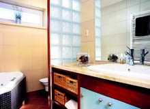 Dyskretne luksfery. Są idealne do odgradzania poszczególnych stref. Wzniesione z nich ścianki nie przytłaczają optycznie pomieszczenia, a poza tym przepuszczają światło. Zwróćmy tylko uwagę, czy nie będą utrudniały cyrkulacji powietrza; jeśli jest takie niebezpieczeństwo, zbudujmy ścianki niepełnej wysokości.