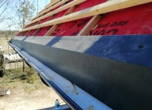 Pas nadrynnowy i podrynnowy oraz rynna. Po ułożeniu pokrycia dachowego z dołu widoczny będzie jedynie pas podrynnowy Pas nadrynnowy i podrynnowy oraz rynna. Po ułożeniu pokrycia dachowego z dołu widoczny będzie jedynie pas podrynnowy