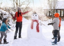 Gdzie ulepić dużego bałwana? Najlepiej zrobić to na utwardzanym placyku lub na nieuczęszczanej alejce. Trawnik nie jest dobrym miejscem. Pod bałwanem murawa może zginąć i wiosną trawnik będzie wymagał renowacji