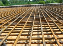 Informacje o zbrojeniu elementów żelbetowych znajdują się w zestawieniu zawartym w projekcie budowlanym. Zazwyczaj wykonuje się je z prętów zbrojeniowych żebrowanych ze stali klasy A-II lub A-III; wykorzystuje się też pręty gładkie ze stali klasy A-0 lub A-I zbrojenie, strop, budowa domu