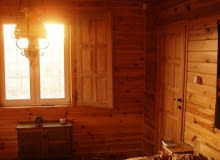 Mazowieckie chaty mają prostą konstrukcję - wyglądają jak z dziecięcego obrazka: centralnie położone drzwi, dwa okna po bokach, niewielki, zadaszony ganek i prosty, dwuspadowy dach. Mazowieckie chaty mają prostą konstrukcję - wyglądają jak z dziecięcego obrazka: centralnie położone drzwi, dwa okna po bokach, niewielki, zadaszony ganek i prosty, dwuspadowy dach.