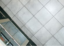 Podłoga w kuchni wykończona płytkami ceramicznymi Podłoga w kuchni wykończona płytkami ceramicznymi