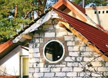 Okrągły otwór na okno wycięto w ścianie z betonu komórkowego. Belka nadprożowa jest powyżej okrągłe okno,nadproża,budowa domu