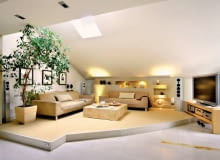 Kąt wypoczynkowy w strefie dziennej to miejsce, bez którego raczej trudno sobie wyobrazić jakiekolwiek mieszkanie. Jak go urządzić? Oto cztery interesujące propozycje. <BR />ANEKS NA PODEŚCIE. Niewysoki podest, a na nim przytulny, wygodnie urządzony aneks wypoczynkowy. To proste rozwiązanie pozwoliło wyznaczyć wyraźną granicę między częścią salonową a kuchenno-jadalną wnętrza. <BR >Punktowe halogeny, zamontowane w podeście i w dekoracyjnych wnękach, to jedyne lampy w tej części wnętrza. Dwie wygodne kanapy zostały ustawione przy sąsiednich ścianach. Odcień tapicerki dobrano do ciepłej barwy piaskowca, którym wyłożono ściankę pod skosem dachu. Spójność kolorystyczna we wnętrzu gwarantuje wyciszenie i zachęca do wypoczynku. Kąt wypoczynkowy w strefie dziennej to miejsce, bez którego raczej trudno sobie wyobrazić jakiekolwiek mieszkanie. Jak go urządzić? Oto cztery interesujące propozycje. <BR />ANEKS NA PODEŚCIE. Niewysoki podest, a na nim przytulny, wygodnie urządzony aneks wypoczynkowy. To proste rozwiązanie pozwoliło wyznaczyć wyraźną granicę między częścią salonową a kuchenno-jadalną wnętrza. <BR >Punktowe halogeny, zamontowane w podeście i w dekoracyjnych wnękach, to jedyne lampy w tej części wnętrza. Dwie wygodne kanapy zostały ustawione przy sąsiednich ścianach. Odcień tapicerki dobrano do ciepłej barwy piaskowca, którym wyłożono ściankę pod skosem dachu. Spójność kolorystyczna we wnętrzu gwarantuje wyciszenie i zachęca do wypoczynku.