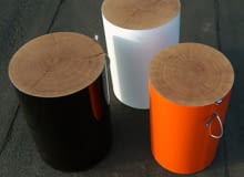 Z ogórkami, truskawkami, prawdziwą krakowską oraz ciekawym designem, ceniącym recykling, inspirowanym polskim folklorem lub nawiązującym do lat 60. <BR /> AKCESORIA. Pieniek, proj. Malafor. Siedzisko stworzone z drewna dębowego przeciętego poprzecznie i ubrane w blachę - może to być blacha polerowana, odbijająca lub blacha pomalowana na różne kolory. Pieniek ma rączkę ułatwiającą przenoszenie. designersko.pl