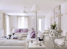 Salon Provencal holiday house with courtyard garden SLOWA KLUCZOWE: day colour building interior living room white sofa window curtain pole curtains animal bird chair mirror console table fresh coffee table purple cushion flooring radiator checked lilac overview furniture seating white room
