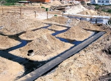 Izolację na ławach fundamentowych robi się zazwyczaj z dwóch warstw papy na lepiku. Papa musi mieć taką szerokość, by z obu stron ław zostały 15-20 cm zakłady piwnica,ściany piwnicy