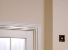 <B>Sztukaterie znów są modne! Ozdabia się nimi ściany nie tylko w stylizowanych wnętrzach, ale także nowoczesnych. Do jej przyklejenia nie trzeba wzywać fachowca. Pokazujemy, jak to zrobić samodzielnie.</B> <BR />Potrzebne materiały i narzędzia: gzymsy ze styropianu albo poliuretanu, Klej do sztukaterii, farba do ścian, piła grzbietnica ze skrzynką uciosową, miarka i ołówek, poziomnica, nożyk uniwersalny, pędzel, gąbka. 16.12.2004 WARSZAWA DLA MIESIECZNIKA CZTERY KATY KROK PO KROKU PRZYKLEJANIE OZDOBNEJ LISTWY STYROPIANOWEJ (SZTUKATERIA) DO SUFITU GOTOWY EFEKT FOT. LUKASZ ZANDECKI / AGENCJA GAZETA PUBLIKACJA CZTERY KATY NR 8 (166) - 8.2005 SLOWA KLUCZOWE: REMONTY BUDOWNICTWO ZDJĘCIE DO WKŁADKI: PUBLIKACJA CZTERY KATY NR 8 (166) - CZASOPISMA