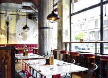 Industrialny klimat Betonowe filary, surowa cegła, drewno z odzysku w zestawieniu z kolorowymi meblami nie wydają się chłodne.