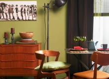 <B>Zieleń jest zimna, ale nie ta oliwkowa, czyli z kroplą żółci i szarości. Domieszka tych barw pozbawia ją chłodu, a gdy jeszcze do kompozycji dodamy rudy brąz, robi się ciepło i przytulnie.</B> <BR />MEBLE: komoda - 1800 zł, krzesło (z lewej) - 1200 zł, krzesło (z prawej) - 800 zł Komplet; stolik - 765 zł, Red Onion POZOSTAŁE: lampa - 3156 zł, obraz - 69 zł, Inne Meble; dywan - 469 zł, Komfort; zasłona - 169,99 zł, firana - 30,40 zł/m.b., Eurofirany-Targówek; roleta - 49 zł, Castorama; poduszka (na krześle) - 29 zł, home&you; na komodzie: świeczniki - 29,99 i 24,99 zł, świece zapachowe - 5,99 zł/szt., talerze obiadowe - 12,99 zł/szt., talerze deserowe - 7,99 zł/szt., misa - 19,99 zł, IKEA; obrus (złożony) - 224 zł, Almi Decor; na stole: dzbanek - 69 zł, filiżanka - 17 zł, kieliszki - 15 zł/szt., talerze - 29 zł/szt., podkładki - 25 zł/szt., home&you; serwetka - 22 zł, Decolor. NA ŚCIANIE: Farba z mieszalnika - 45 zł/l, Dulux. 04.12.2013 , CZTERY KATY , KOLOR I WZOR , TEMAT OLIWKA I BRAZ , SESJA DLA : CZTERY KATY , STYLIZACJA JOANNA PLACHECKA . FOT. MICHAL MUTOR / AGENCJA GAZETA SLOWA KLUCZOWE: WNETRZA DEKORACJE