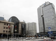 Biurowiec Atrium (po lewej) nie pasuje już do wieżowców wrastających wzdłuż al. Jana Pawła II 02.04.2013 Warszawa . Ulica Grzybowska . Budynek Atrium . fot . Przemek Wierzchowski / Agencja Gazeta SLOWA KLUCZOWE: atrium budynek centrum zabudowa