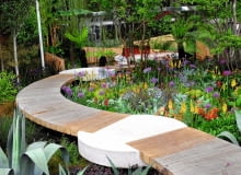 ŚCIEŻKA- -POMOST z prostokątnych bali ułożonych na styk. W połączeniu z betonowymi detalami dodaje ogrodowej kompozycji dynamiki.