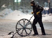 Wovel - gadżet ułatwiający odśnieżanie wovel, odśnieżanie, jak łatwo odśnieżać, łopata z kołem do odśnieżania