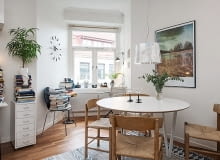 Design w domu: skandynawskie mieszkanie. W kuchni zaaranżowano kącik jadalny.