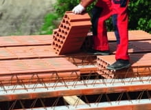 Cena stropu zależy nie tylko od materiałów i przebiegu prac. Ważny są też wymiary i kształt pomieszczeń koszt budowy domu, stropy