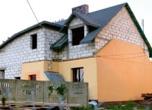 Nadbudowa domu wymaga przedłużenia ścian nośnych. Zewnętrzne po wymurowaniu trzeba będzie jeszcze ocieplić