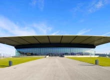 Najnowszy budynek Normana Fostera - Zenith Music Hall we Francji w Saint-Etienne. To wielofunkcyjna sala widowiskowa, której dach przypomina olbrzymi latający dywan unoszący się nad budynkiem foster, publiczne, dach, francja, sala koncertowa