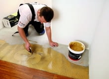 Klej do parkietu i mozaiki nanosi się na niewielkie fragmenty podkładu odbiór posadzki