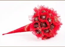 Bukiet z cukierków - dwa w jednym. Można go kupić w sklepie internetowym. Każdy może jednak spróbować własnych sił i wymyślić własną kompozycję. Na zdjęciu bukiet FERRERO RONDNOIR I Bukiet z cukierków - dwa w jednym. Można go kupić w sklepie internetowym. Każdy może jednak spróbować własnych sił i wymyślić własną kompozycję. Na zdjęciu bukiet FERRERO RONDNOIR I