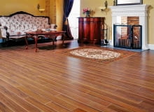 Ipe (lapacho) jest wiecznie zielonym drzewem o charakterystycznych purpurowych kwiatach. Osiąga wysokość do 35 m i średnicę do 1,5 m. Rośnie w Ameryce Środkowej i Południowej, w krajach, gdzie używa się języka portugalskiego, jest znane jako ipé, tabejo, w hiszpańskojęzycznych - lapacho, tabebuja i tajibo. Znanych jest niemal 250 odmian.<br/> Panele podłogowe laminowane, kolekcja Ambience Platinium, wzór lapacho Kronopol, 44,95 zł zł/m kw.