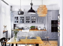 SZAFKI KUCHENNE z litego drewna zrobił tata projektantki, który prowadzi firmę Meble Kuboth. Żłobienia na frontach i porcelanowe uchwyty dodają im stylu.