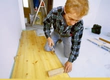 Podczas montażu paneli przydadzą się drewniane kliny - do oddylatowania posadzki od ścian. Przyda się też deseczka, przez którą panele będzie można dobijać młotkiem, nie ryzykując zniszczenia ich powierzchni 09.08.2000. TYCHY REMONT MIESZKANIA Z GAZETA . UL . NALKOWSKIEJ , KLADZENIE PANELI . MARTA BLAZEJOWSKA/AGENCJA GAZETA