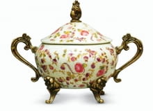 Odświętna czy codzienna? Najlepiej mieć przynajmniej dwie. Na różne okazje. <BR >OZDOBNE CUKIERNICE. Porcelana, brąz i mosiądz, 139 zł, sprzedaż: artdecor24.pl