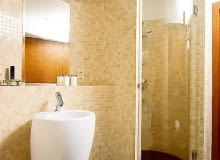 WNETRZA LAZIENKA ( BIALO - BEZOWA )