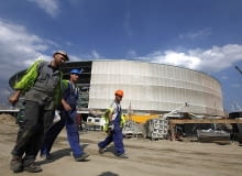 Gotowa jest już korona, ale w środku obiektu do wykonania pozostało jeszcze wiele prac wykończeniowych. Wykonawca podtrzymuje, że stadion będzie gotowy do końca czerwca. Stadion we Wrocławiu nabiera kształtów