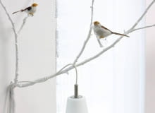 <B>Gips nie musi służyć tylko do łatania dziur w ścianach. Można z niego również zrobić wiele ciekawych ozdób. Obejrzyjcie propozycje naszej stylistki.</B> <BR /><B>Lampa na gałęzi.</B> Gałąź dokładnie oczyszczoną z&#8200;kory&#8200;mocujemy do ściany. Gips modelarski dokładnie rozrabiamy, tak&#8200;by miał konsystencję gęstej śmietany, i&#8200;malujemy nim gałąź. Potem nakładamy jeszcze trzy warstwy (każdą kolejną po wyschnięciu poprzedniej). Gdy dekoracja wyschnie, papierem ściernym wyrównujemy powierzchnię i zabezpieczamy bezbarwnym lakierem akrylowym. Na&#8200;gałęzi możemy zamocować na&#8200;przykład lampę i&#8200;figurki ptaków.