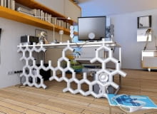 <b> W naszych domach nieustannie przybywa urządzeń zasilanych prądem, a wraz z nimi kabli, które nie tylko szpecą wnętrze, ale też mogą być niebezpieczne dla domowników i sprzętu. Można je pomysłowo ukryć, zyskując zarazem bardzo nietypową ozdobę. </b> <BR /> PRZY BIURKU. Ażurowa 'ścianka' z tyłu biurka podkreśli nowoczesny wystrój wnętrza, nadając mu nieco futurystyczny charakter. Jest bardzo łatwa do zrobienia, a w dodatku tania - potrzebujemy jedynie kształtek trójramiennych, czyli elementów z tworzywa sztucznego używanych np. w hydraulice do rozgałęzienia strumienia wody. Kable przeplatamy przez szerokie rurki kształtek, które potem łączymy ze sobą plastikowymi złączkami. Górne rurki osadzamy w otworach wyciętych w blacie. Konstrukcja przypominająca plaster miodu będzie dobrze wyglądać zarówno w pokoju nastolatka, jak i w domowym biurze.